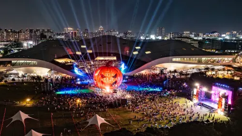 高雄萬聖節「大南瓜」360度燈光秀開演　觀眾驚呼：太漂亮！
