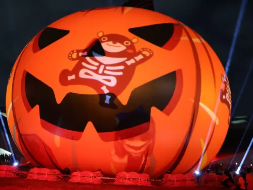 ▲2025高雄萬聖節巨型「大南瓜」燈光秀展演全面升級為「360度全景光影設計」，結合立體投影技術與動態光束，打造出沉浸式的視覺饗宴。（圖／高市府教育局提供）