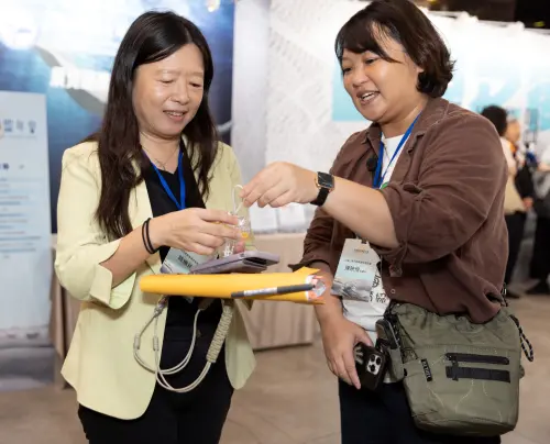 ▲海保署署長陸曉筠(左)體驗海廢小水母吊飾，稱讚製作精美，是廢物再利用的精品。（圖／主辦單位提供）