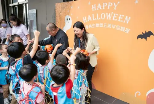 ▲台灣港務股份有限公司高雄港務分公司教保中心師生，今天前往參觀海廢再生聯盟五週年回顧展，小朋友興致盎然。（圖／主辦單位提供）