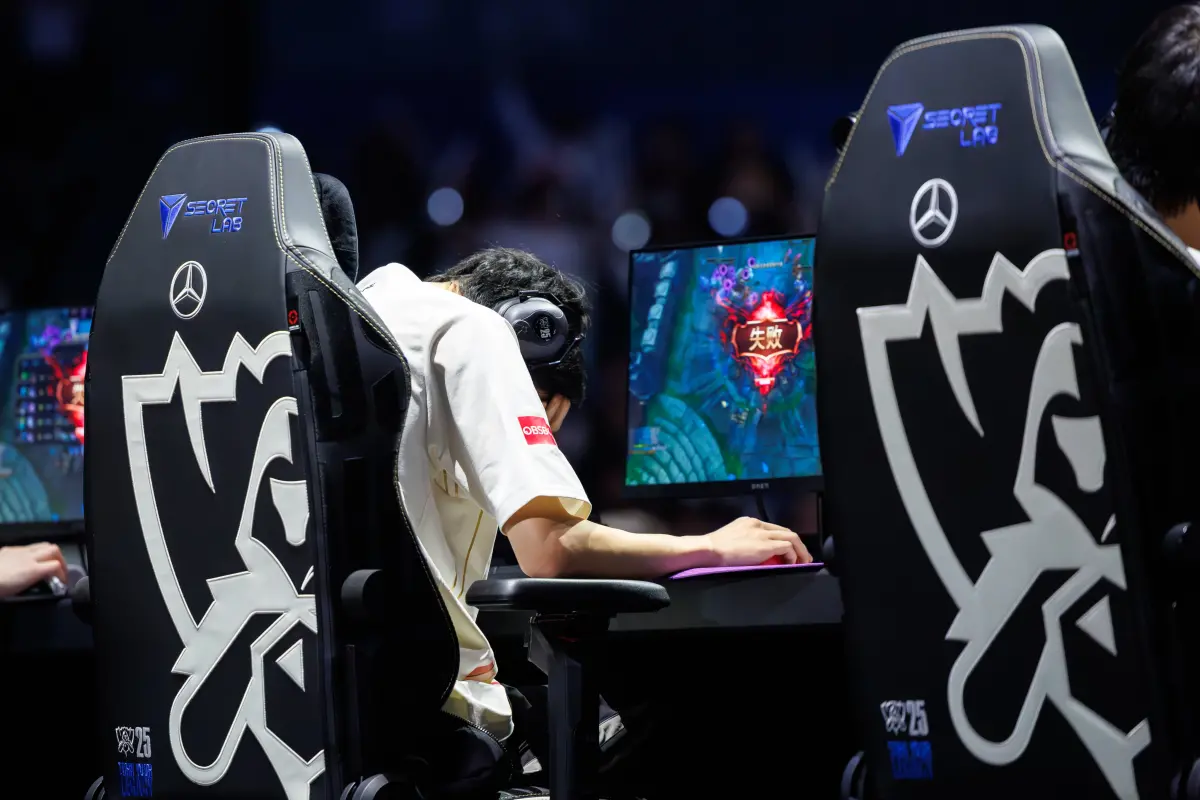 LOL世界賽／T1獲勝幕後：此人落寞點菸背影讓人心碎 韓媒嘆宿命