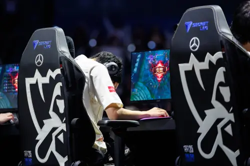 LOL世界賽／T1獲勝幕後：此人落寞點菸背影讓人心碎　韓媒嘆宿命
