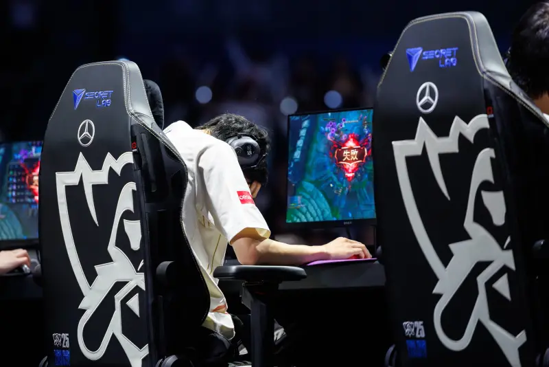 LOL世界賽／T1獲勝幕後：此人落寞點菸背影讓人心碎　韓媒嘆宿命