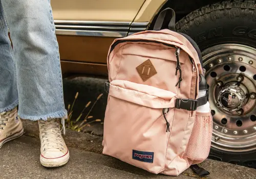 ▲豬鼻子造型後背包過去在台灣十分流行，但有民眾發現「豬鼻子」真正用途，竟是拿來掛東西，讓許多網友十分震驚。（圖／JanSport臉書）