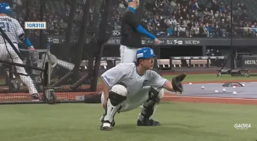 ▲火腿隊捕手進藤勇也原本採取「雙膝蹲捕」的姿勢接球，在與林家正交流後，嘗試以「單膝蹲捕」姿勢接球。（圖／截圖自Gaora Sports官方Youtube）