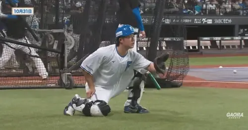 ▲火腿隊捕手進藤勇也原本採取「雙膝蹲捕」的姿勢接球，在與林家正交流後，嘗試以「單膝蹲捕」姿勢接球。（圖／截圖自Gaora Sports官方Youtube）