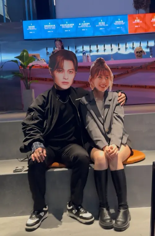 ▲昨日晚間有網友在信義區萬聖節Cosplay變裝，神還原王子（左）與粿粿（右）的合照。（圖／翻攝自Threads@uo.oui8.zip）