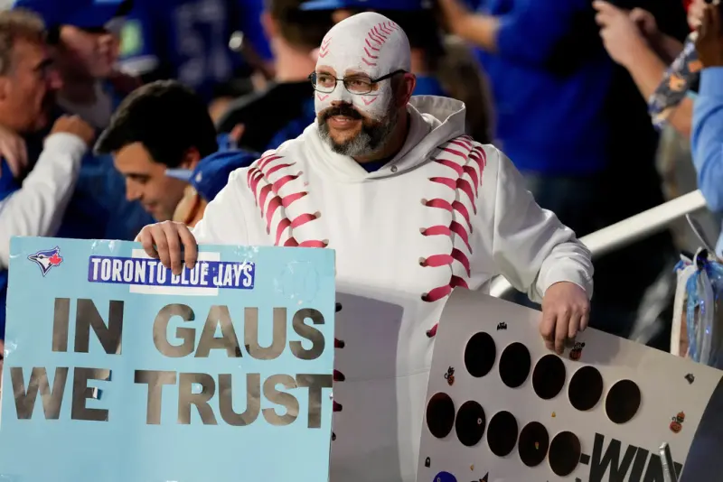 ▲世界大賽G6也是美國萬聖節，不少球迷盛裝打扮進場，也是MLB史上第8次萬聖節大戰，過去從來沒有球隊今天封王。（圖／美聯社／達志影像）