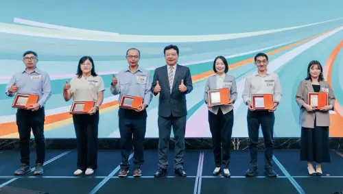 ▲李孫榮（中）領軍台肥榮獲2025 年 HR Asia 亞洲最佳企業雇主獎（圖／台肥提供）