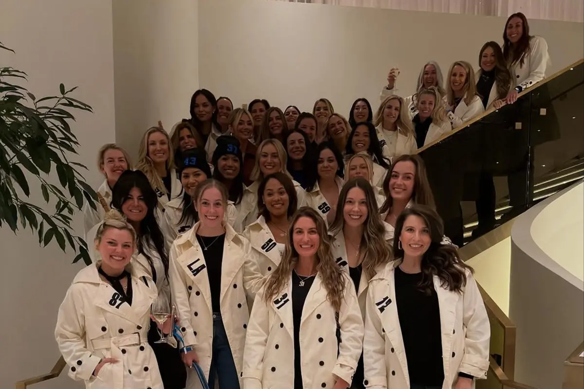 ▲世界大賽進入關鍵第6戰，洛杉磯道奇隊的「大嫂團」（Dodgers Wives）也在場外展現團結氣勢。今（1）日，她們透過Instagram發布合照，為道奇眾將送上最暖心的加油訊息。（圖／取自Dodgers Wives IG）