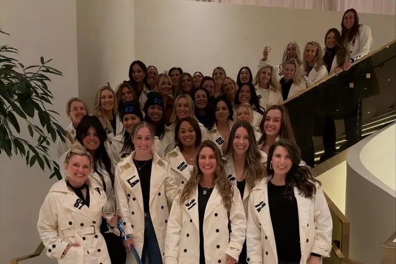 ▲世界大賽進入關鍵第6戰，洛杉磯道奇隊的「大嫂團」（Dodgers Wives）也在場外展現團結氣勢。今（1）日，她們透過Instagram發布合照，為道奇眾將送上最暖心的加油訊息。（圖／取自Dodgers Wives IG）