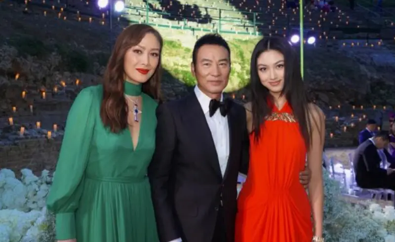 ▲任達華（中）全家福曝光，21歲愛女任晴佳（右）外型太出眾衝熱搜。（圖／任晴佳Ella 小紅書）