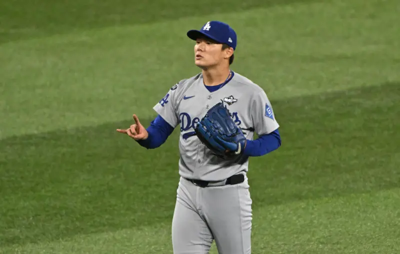 ▲世界大賽G6第6局，場上出現突發狀況，有球迷突然從中外野方向闖入球場，導致比賽被迫中斷，現場氣氛一度陷入混亂。（圖／美聯社／達志影像）