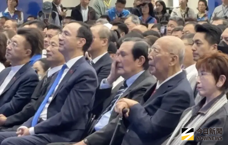 ▲前總統馬英九昨（2）日在鄭麗文致詞時頻拭淚。（圖／記者陳韻年攝，2025.11.01）
