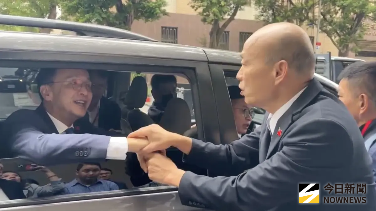 獨／捨不得？朱立倫全代會卸任離場 韓國瑜衝座車前緊握雙手送他