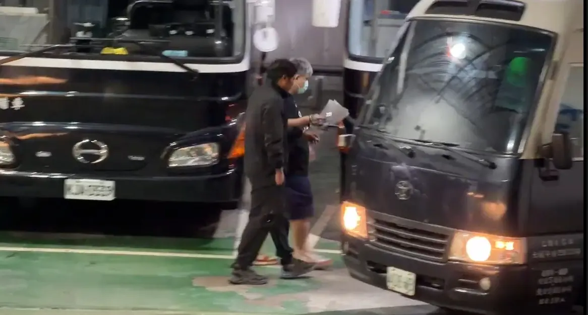 今晨上囚車畫面曝光！GD周末登台北大巨蛋 黃牛聲押獲准、妻交保