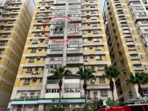 基隆社區大樓8樓竄濃煙！緊急疏散20多名住戶　警消扶高齡翁下樓
