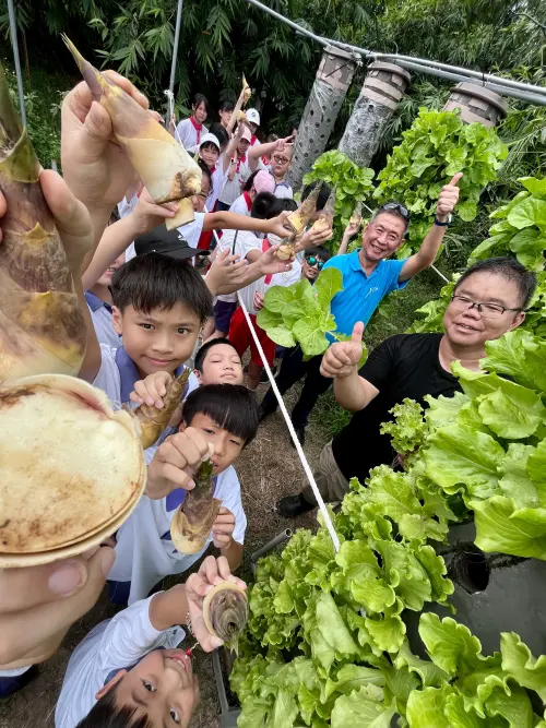 ▲八里榕爺黃金筍農場透過有機栽培與科技農業，向新泰國小學生說明新北的農業特色。（圖／主辦單位提供）