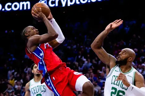 ▲費城76人隊（Philadelphia 76ers）Tyrese Maxey（左）在NBA美國職籃（National Basketball Association）NBA盃比賽下半場面對波士頓塞爾提克隊雙人包夾挑戰出手，防守者包括Xavier Tillman（中）與Derrick White（右），場面激烈緊張。（圖／美聯社／達志影像）