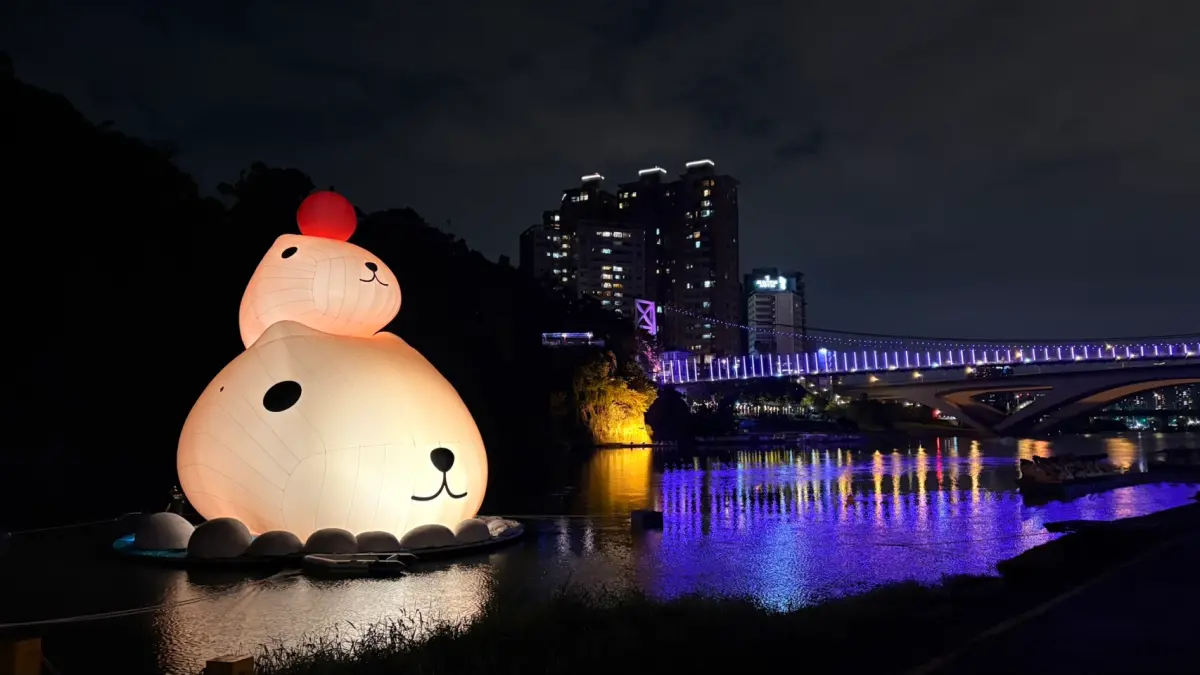 ▲「呆在碧潭の水豚君」碧潭地景裝置展將於今（1）日晚間正式開展，展期將至12月28日，長達58日。今晚開幕式還將有煙火秀。（圖／新北市觀旅局提供）