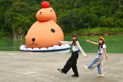 ▲高達12米的水上大型裝置「水豚君」，是首度在臺灣登場。（圖／新北市觀旅局提供）