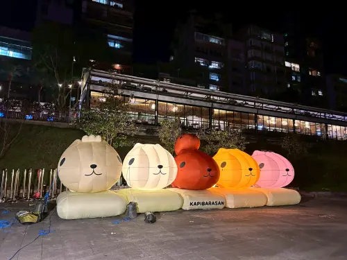 ▲「呆在碧潭の水豚君」碧潭地景裝置展將於今（1）日晚間正式開展。（圖／新北市觀旅局提供）