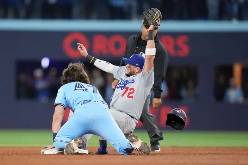▲道奇隊羅哈斯在世界大賽G6第9局掌握赫南德茲的回傳球，成功製造再見雙殺。（圖／美聯社／達志影像）