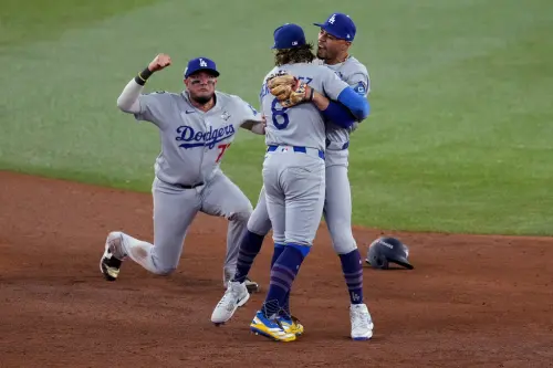 ▲道奇隊在世界大賽G6第9局成功製造再見雙殺，赫南德茲、貝茲相擁，慶祝將戰線延長到G7。（圖／美聯社／達志影像）