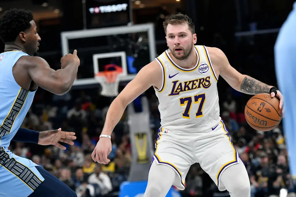 ▲洛杉磯湖人在2025年NBA盃首戰順利開胡，靠著唐西奇（Luka Doncic）狂飆44分、12籃板、6助攻的神級表現，以117：112擊退孟斐斯灰熊，取得小組賽開門紅。（圖／美聯社／達志影像）