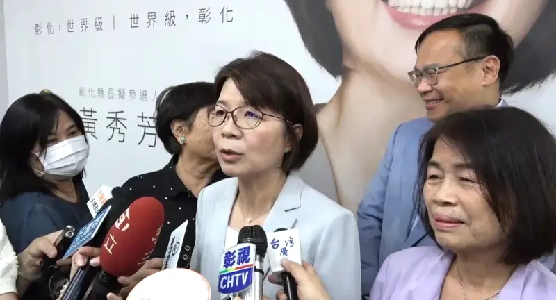 ▲王義川笑得太久太開心,前彰化縣長周清玉忍不住回頭與他對望。(圖/立委黃秀芳提供,2025.11.01)