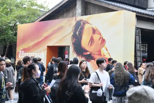 GD開唱前周邊商品掀搶購潮！粉絲冒雨排隊卡位　超長人龍擠爆現場
