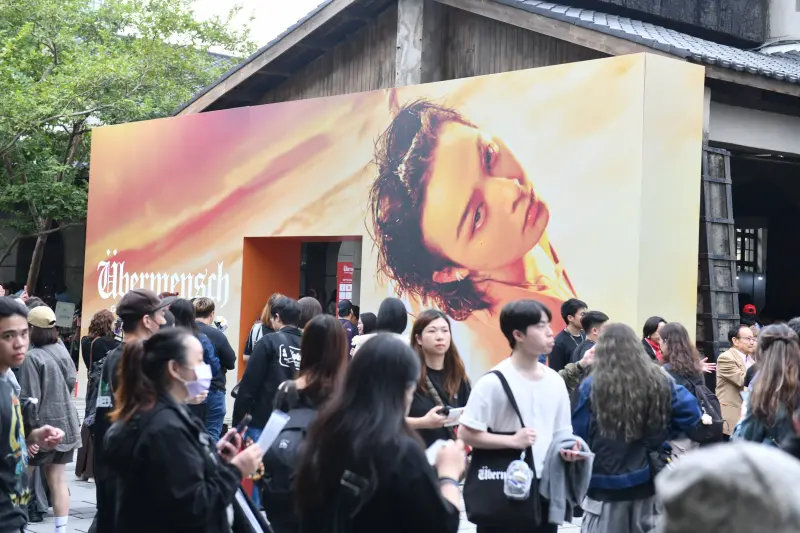 ▲GD即將在今（1）日晚間6點於台北大巨蛋開唱，周邊商品搶先在9點開賣後，再度掀起搶購潮，粉絲冒雨排隊卡位，超長人龍直接擠爆現場。（圖／記者林柏年攝）