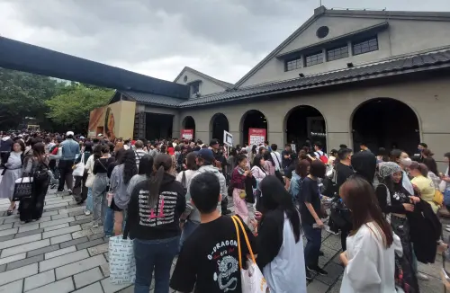 ▲GD開唱前周邊商品掀搶購潮！粉絲冒雨排隊卡位　超長人龍擠爆現場。（圖／記者林柏年攝）