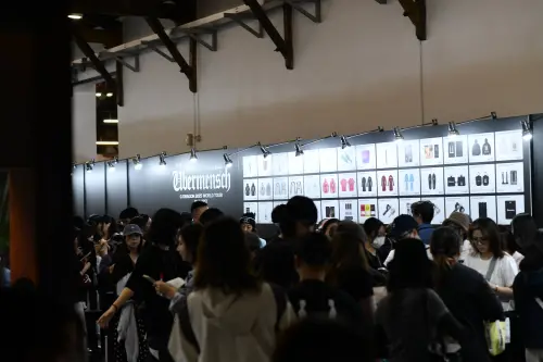 ▲GD開唱前周邊商品掀搶購潮！粉絲冒雨排隊卡位　超長人龍擠爆現場。（圖／記者林柏年攝）