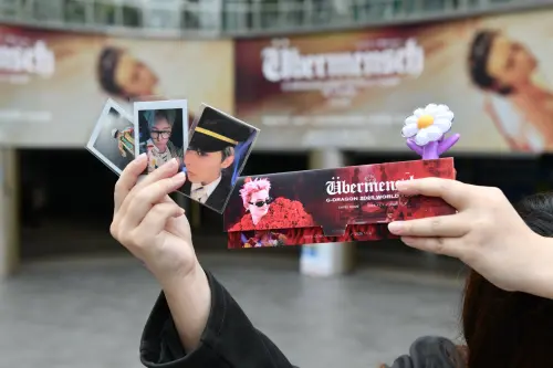 ▲GD開唱前周邊商品掀搶購潮！粉絲冒雨排隊卡位　超長人龍擠爆現場。（圖／記者林柏年攝）