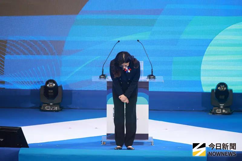    ▲新任黨主席鄭麗文昨天率全體第22屆黨代表宣誓就職。（圖／記者葉政勳攝）  