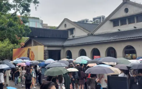 ▲▲GD開唱前周邊商品掀搶購潮！粉絲冒雨排隊卡位　超長人龍擠爆現場。（圖／記者林柏年攝）