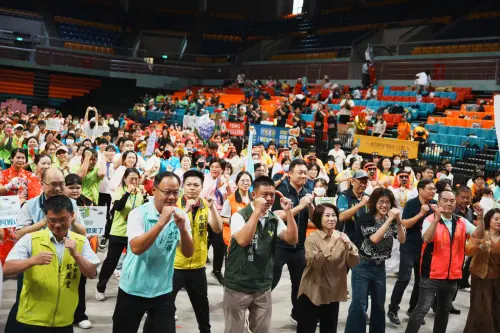 ▲主題曲〈屏東長照作夥行〉，長照人員全場一起舞動，活力滿滿。（圖／屏東縣府提供）