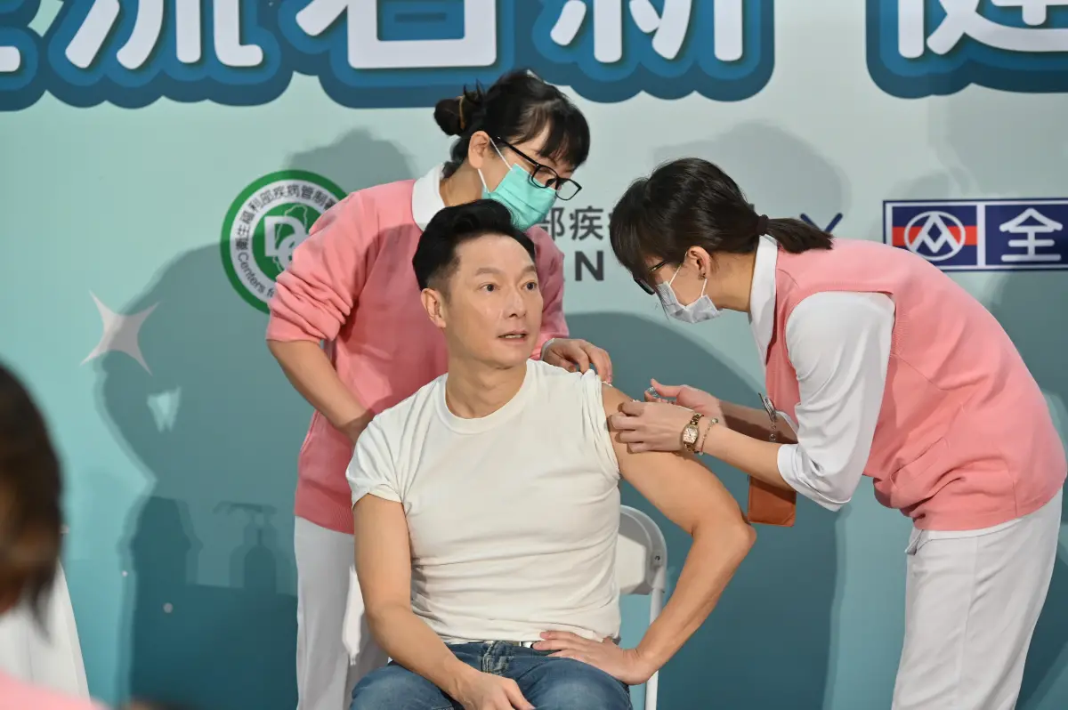 ▲謝祖武擔任防疫大使，挽袖示範接種疫苗（圖／疾管署提供）