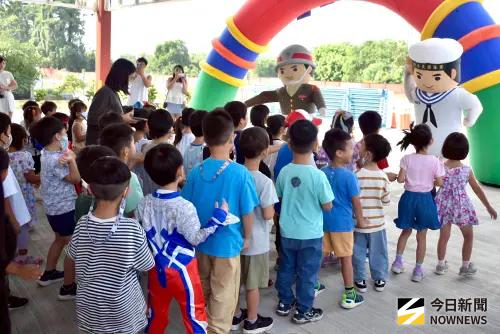 ▲海軍官兵化身小艦長教官，讓孩子在模擬操舵與口令反應中體驗團隊合作。（圖／記者莊全成攝，2025.11.01）