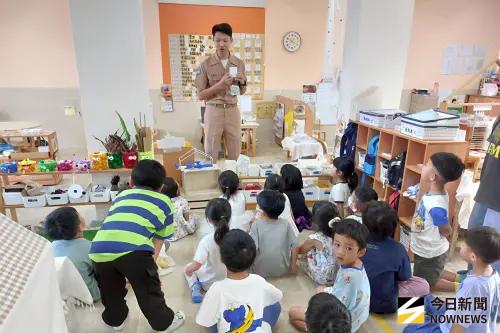 ▲小朋友進入任務「尋找艦長的密令」，教室中藏著貼有編號與動作指令的紙條，讓小朋友在教室中尋找並報告成果。（圖／記者莊全成攝，2025.11.01）