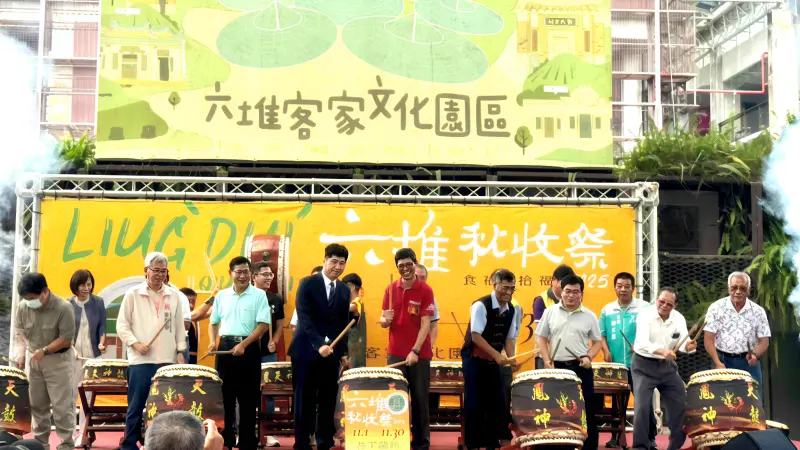 ▲台電副總經理陳銘樹(右3)參與六堆秋收祭開幕儀式，體驗客家傳統文化。（圖／台電屏東處提供）