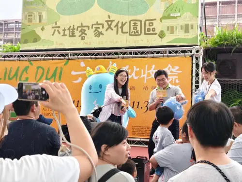 ▲台電副總經理陳銘樹（右2）與電寶同台，和民眾熱情互動，進行趣味節電問答。（圖／台電屏東處提供）