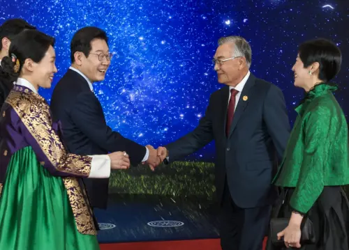 APEC晚宴登場！林信義偕愛女出席　南韓總統李在明誇：兩人長很像
