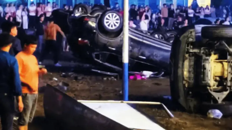 ▲中國海南瓊中，10月31日爆發農民集體抗議事件，現場還有車輛被掀翻。（圖／翻攝自微博）