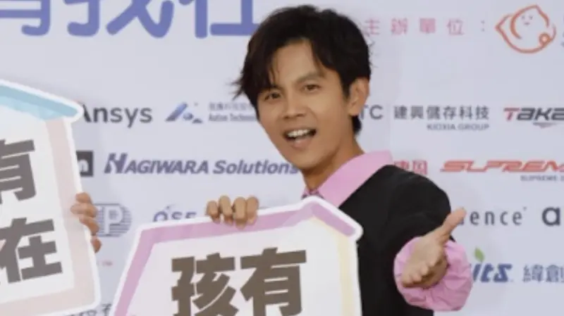 ▲胡瓜上月爆出與民視鬧翻、動念離開節目《綜藝大集合》，今（1）日主持群之一的阿翔（陳秉立；如圖）出席「家孩有我在」公益活動，被問及此事他透露節目照常錄影，「希望電視台跟他可以處理好，然後節目可以繼續做下去！」（圖／忠義基金會提供）