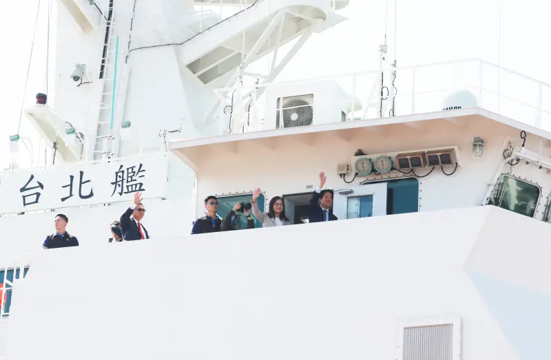 ▲總統賴清德等貴賓登「台北艦」。（圖／台船提供）