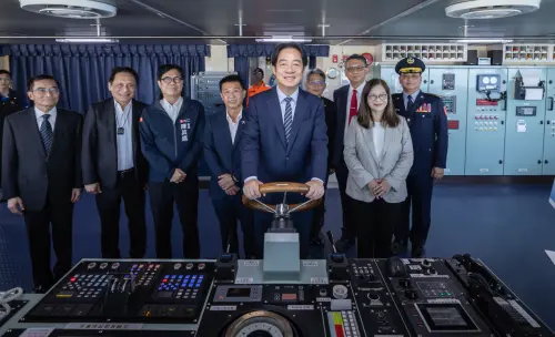 首艘遠洋巡護船「西拉雅號」下水！賴清德盼朝野支持海纜七法修法
