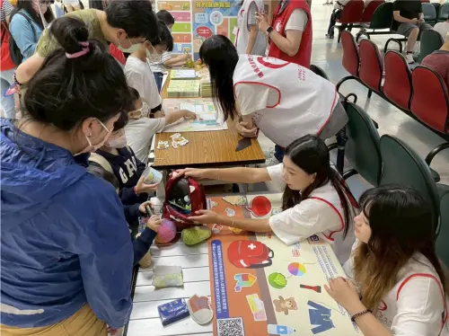 ▲中山親子館教你準備緊急避難包，危機來臨也不怕。（圖／靖娟基金會提供）