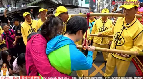 ▲媽祖鑾轎稍早暫停，讓一名阿嬤帶著孫兒摸轎扶手祈福，畫面讓網友看了鼻酸。（圖／白沙屯媽祖網路電視台）